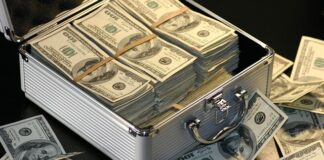 Ile zarabia się w Apple Store?